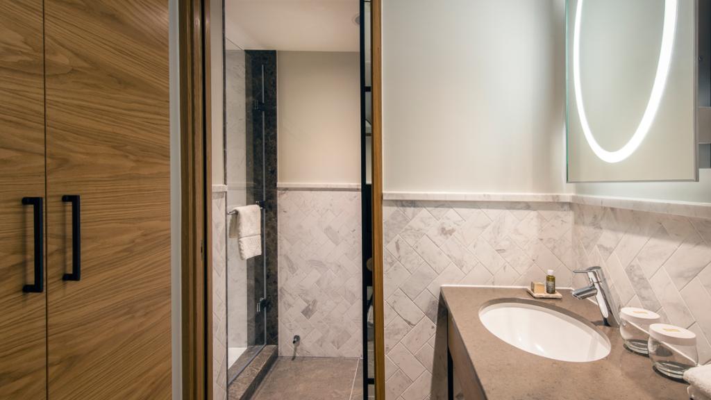 Lincoln Plaza London - Curio Collection by Hilton